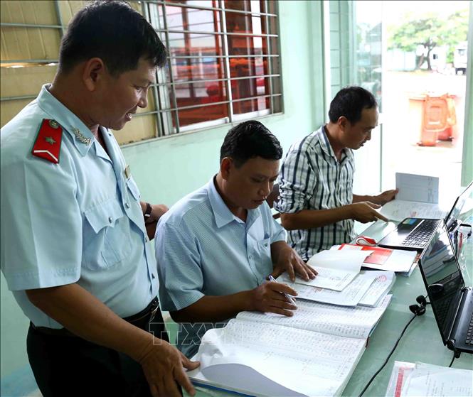 Trong ảnh: Các phương tiện khai thác thủy hải sản ra vào cảng cá Tắc Cậu đề được Ban Quản lý cảng cá và thanh tra ngành thủy sản đều thực hiện ghi nhật ký hành trình khai thác đúng quy định. Ảnh: Vũ Sinh - TTXVN
