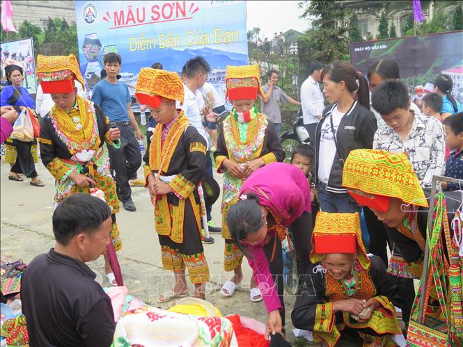 Lễ Hội Mẫu Sơn Lạng Sơn: Khám Phá Sắc Màu Văn Hóa Vùng Cao