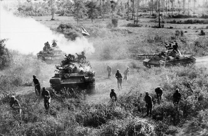 Trong ảnh: Lực lượng vũ trang cách mạng Campuchia và bộ đội tình nguyện Việt Nam phối hợp luyện tập, nâng cao kỹ thuật, năng lực tác chiến để củng cố và bảo vệ vững chắc thành quả Chiến thắng 7/1/1979, ngăn chặn Khmer Đỏ quay trở lại. Ảnh: TTXVN

