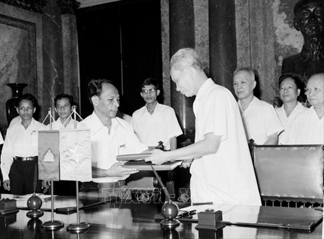 Trong ảnh: Thủ tướng Việt Nam Phạm Văn Đồng và Chủ tịch Hội đồng Cách mạng Nhân dân Campuchia Heng Samrin ký Tuyên bố chung Việt Nam - Campuchia, trong chuyến thăm chính thức của Chủ tịch Heng Samrin tới Việt Nam, ngày 22/8/1979. Ảnh: Kim Hùng - TTXVN