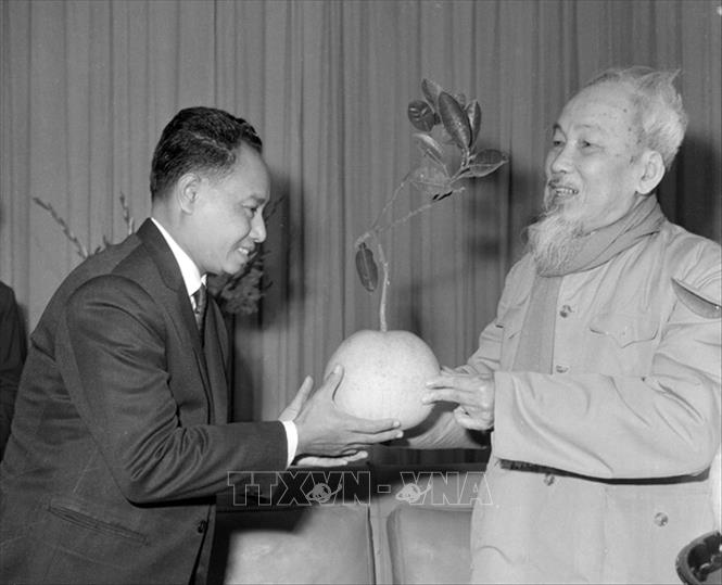 Trong ảnh: Ngày 10/1/1968, Chủ tịch Hồ Chí Minh tiếp thân mật Hoàng thân Norodom Phurissara, Bộ trưởng Ngoại giao Vương quốc Campuchia thăm Việt Nam. Sau buổi tiếp, Bác Hồ đã tặng Hoàng thân Norodom Phurisara một quả bưởi do Người trồng trong vườn Phủ Chủ tịch. Ảnh: TTXVN