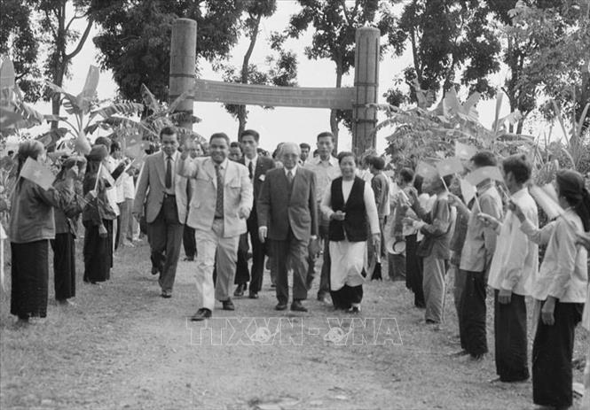 Trong ảnh: Đoàn đại biểu Quốc hội Campuchia, do Chủ tịch Chea Sim dẫn đầu, thăm Hợp tác xã nông nghiệp Đa Tốn, huyện Gia Lâm (Hà Nội) trong chuyến thăm chính thức Việt Nam, ngày 19/11/1982. Ảnh: TTXVN