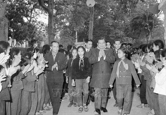 Trong ảnh: Quốc trưởng Campuchia Samdech Norodom Sihanouk thăm Câu lạc bộ Thiếu niên Hà Nội, trong chuyến thăm chính thức Việt Nam từ 26/1 - 9/2/1971. Ảnh: TTXVN