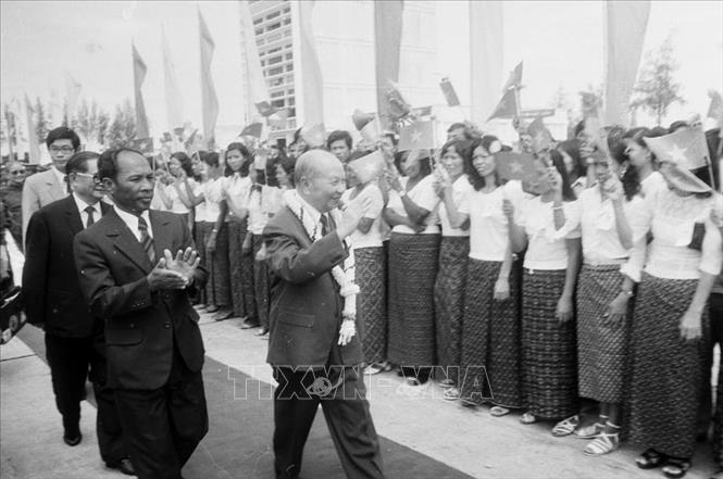 Trong ảnh: Tổng Bí thư Đảng Nhân dân Campuchia, Chủ tịch nước Cộng hòa nhân dân Campuchia Heng Samrin và nhân dân Thủ đô Phnom Penh nồng nhiệt chào đón Chủ tịch Hội đồng Nhà nước Trường Chinh thăm chính thức Campuchia, tháng 6/1985. Ảnh: TTXVN