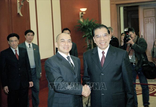 Trong ảnh: Tổng Bí thư Nông Đức Mạnh đón Quốc vương Campuchia Norodom Sihamoni sang thăm chính thức Việt Nam, ngày 16/3/2006, tại Hà Nội. Ảnh: Nhan Sáng - TTXVN