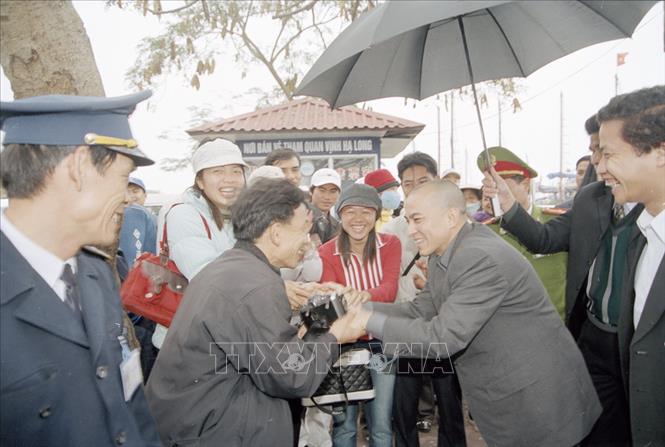 Trong ảnh: Quốc vương Campuchia Norodom Sihamoni gặp gỡ người dân thành phố Hạ Long, tỉnh Quảng Ninh trong chuyến thăm chính thức Việt Nam, ngày 17/3/2006. Ảnh: Nhan Sáng - TTXVN