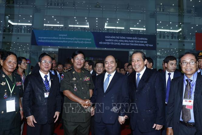 Trong ảnh: Thủ tướng Nguyễn Xuân Phúc đón Thủ tướng Chính phủ Hoàng gia Campuchia Samdech Hun Sen thăm Việt Nam và dự Lễ kỷ niệm “40 năm con đường cứu nước”, chiều 21/6/2017, tại Bình Dương. Phát biểu tại buổi lễ, Thủ tướng Hun Sen khẳng định: 