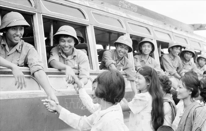 Trong ảnh: Nhân dân thủ đô Phnom Penh lưu luyến tiễn đưa các chiến sĩ quân tình nguyện Việt Nam hoàn thành nghĩa vụ quốc tế, lên đường trở về Tổ quốc. Ảnh: TTXVN 