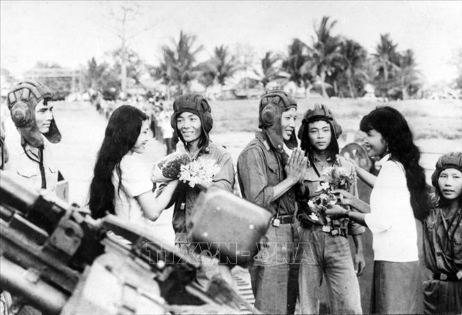 Trong ảnh: Người dân Thủ đô Phnom Penh lưu luyến tiễn đưa cán bộ, chiến sĩ Quân đoàn 4 - Binh đoàn Cửu Long quân tình nguyện Việt Nam hoàn thành nghĩa vụ quốc tế, lên đường về nước, sáng 2/5/1983. Ảnh: TTXVN
