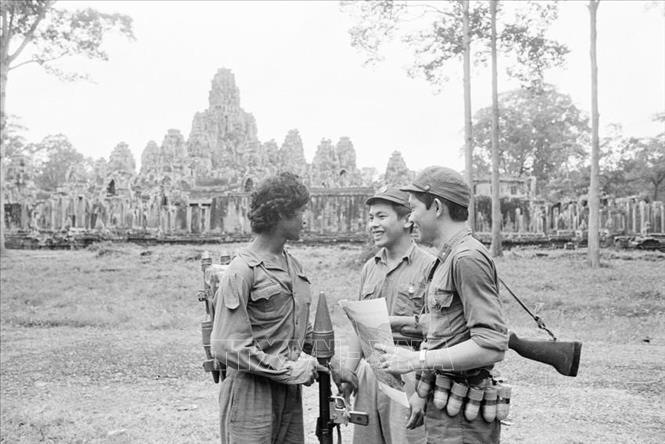 Trong ảnh: Bộ đội Việt Nam và Campuchia bảo vệ đền Angkor Wat (7/1982). Ảnh: Quang Thành – TTXVN