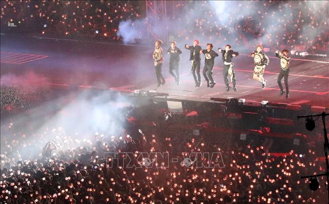 Trong ảnh: Nhóm nhạc BTS biểu diễn tại tour diễn kết hợp họp fan thường niên (gọi là Muster) thứ 5 của nhóm, có tựa đề “Magic Shop” (Cửa tiệm phép thuật), tại Busan ngày 16/6/2019. Ảnh: Yonhap/ TTXVN