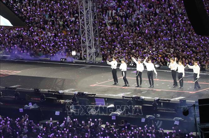 Trong ảnh: Nhóm nhạc BTS biểu diễn tại tour diễn kết hợp họp fan thường niên (gọi là Muster) thứ 5 của nhóm, có tựa đề “Magic Shop” (Cửa tiệm phép thuật), tại Busan ngày 16/6/2019. Ảnh: Yonhap/ TTXVN