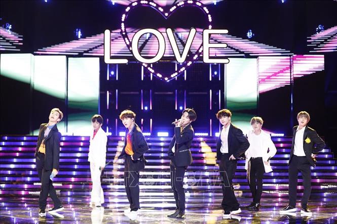 Trong ảnh: Ban nhạc BTS biểu diễn trong chương trình Giọng hát Mỹ ở Los Angeles ngày 21/5/2019. Ảnh: Yonhap/TTXVN