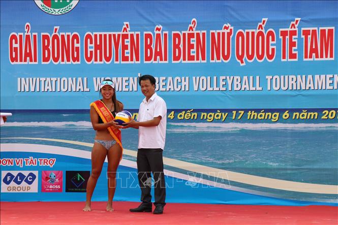 Photo: Singaporean player receives the title 