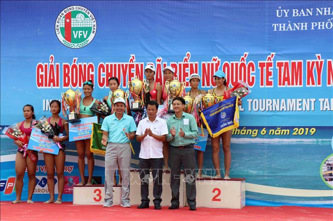 Photo: Winners at the prize ceremony. VNA Photo: Đỗ Trưởng
