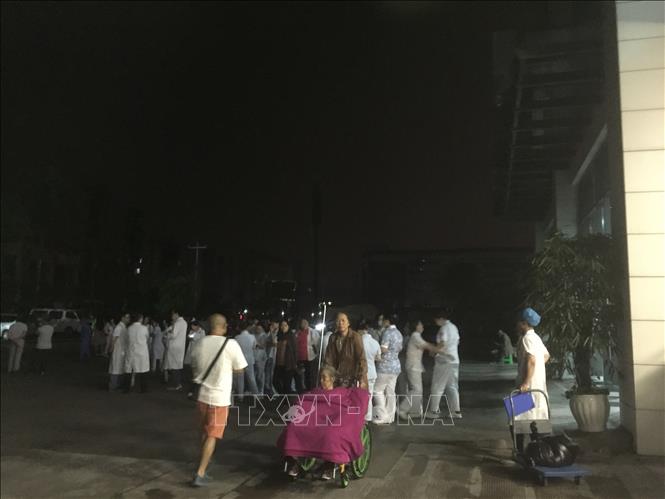 Trong ảnh: Nhân viên y tế được điều động sẵn sàng cấp cứu nạn nhân trận động đất, ở thành phố Nghi Tân, tỉnh Tứ Xuyên, Trung Quốc ngày 18/6/2019. Ảnh: THX/TTXVN