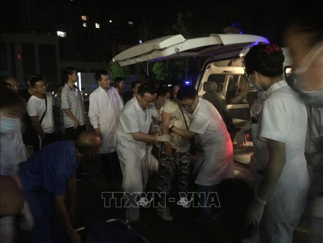Trong ảnh: Nhân viên y tế chuyển nạn nhân bị thương trong trận động đất ở thành phố Nghi Tân, tỉnh Tứ Xuyên, Trung Quốc ngày 18/6/2019. Ảnh: THX/TTXVN