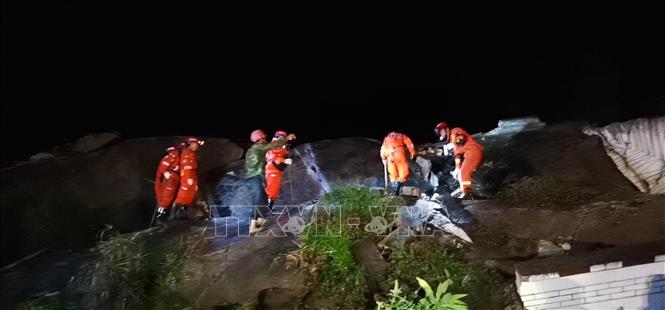 Trong ảnh: Lực lượng cứu hộ tìm kiếm các nạn nhân bị mắc kẹt trong trận động đất ở thành phố Nghi Tân, tỉnh Tứ Xuyên, Trung Quốc ngày 18/6/2019. Ảnh: THX/TTXVN