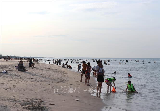 Trong ảnh: Bãi tắm biển Cửa Việt rộng, cát trắng mịn, nước biển trong xanh. Ảnh: Nguyên Lý - TTXVN