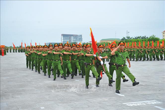 Phần thi đi điều lệnh của Công an tỉnh Hà Nam. Ảnh: Minh Đức - TTXVN