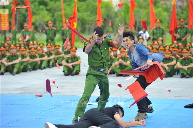 Phần thi võ thuật tình huống của Công an tỉnh Bắc Ninh. Ảnh: Minh Đức - TTXVN