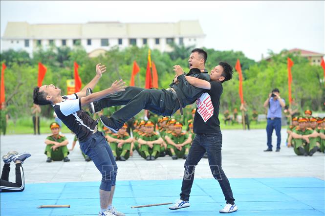 Phần thi võ thuật tình huống của Công an tỉnh Nam Định. Ảnh: Minh Đức - TTXVN