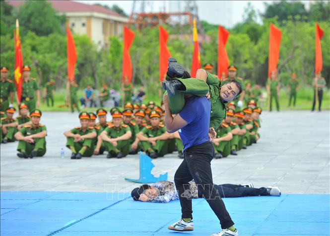 Phần thi võ thuật tình huống của Công an tỉnh Ninh Bình. Ảnh: Minh Đức - TTXVN