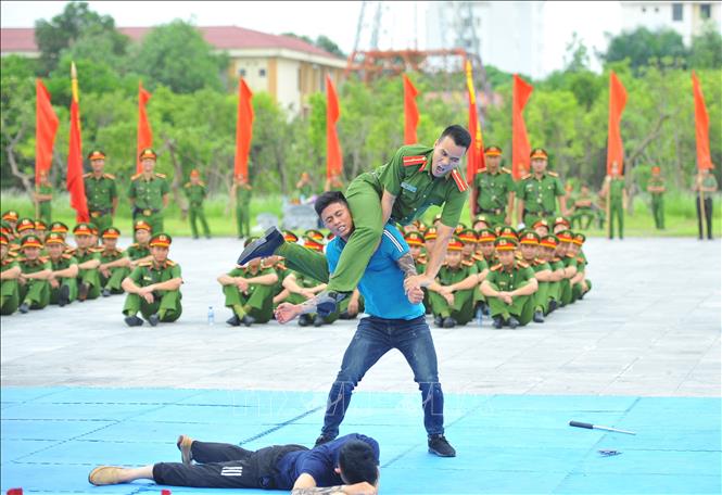 Phần thi võ thuật tình huống của Công an tỉnh Vĩnh Phúc. Ảnh: Minh Đức - TTXVN