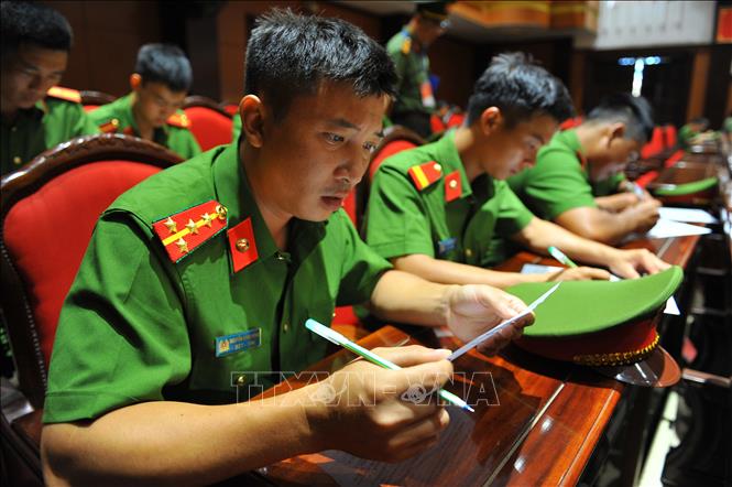 Các chiến sĩ thi lý thuyết tại hội trường Công an tỉnh. Ảnh: Minh Đức - TTXVN