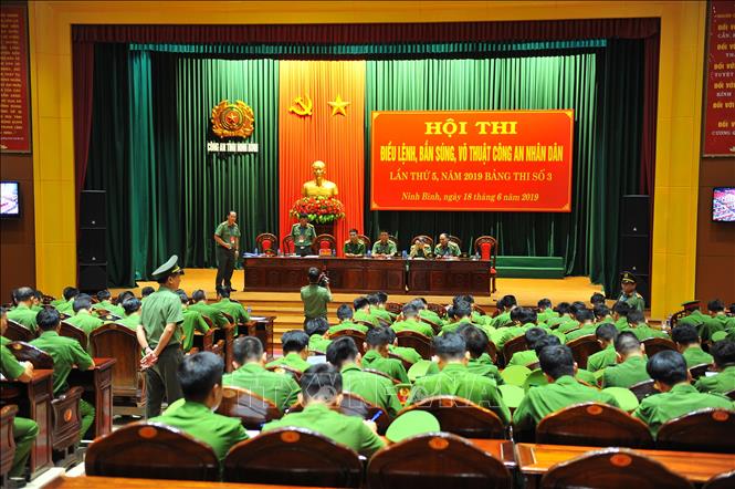 Các chiến sĩ thi lý thuyết tại hội trường Công an tỉnh. Ảnh: Minh Đức - TTXVN