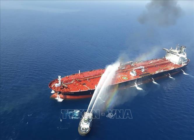 Trong ảnh: Tàu của hải quân Iran nỗ lực khống chế đám cháy trên tàu Front Altair của hãng tàu biển Frontline của Na Uy, tại Vịnh Oman ngày 13/6/2019. Ảnh: AFP/TTXVN