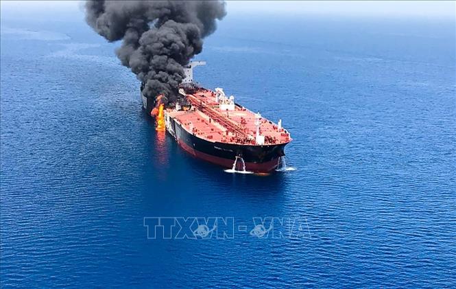 Trong ảnh: Khói lửa bốc ngùn ngụt trên tàu chở dầu được cho là bị tấn công ngoài khơi vùng Vịnh Oman ngày 13/6/2019. Ảnh: AFP/TTXVN