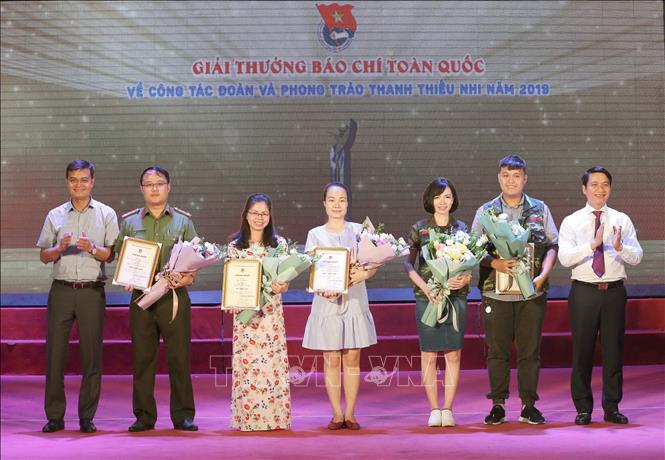 Trong ảnh: Ban Tổ chức tặng hoa và trao giải cho các tác giả đạt giải Nhì. Ảnh: Doãn Tấn - TTXVN