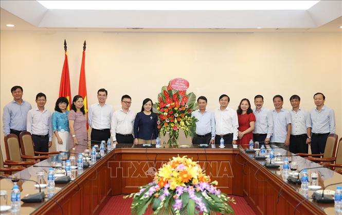 Trong ảnh: Bộ trưởng Bộ Y tế Nguyễn Thị Kim Tiến tặng hoa chúc mừng Thông tấn xã Việt Nam. Ảnh: Dương Giang - TTXVN