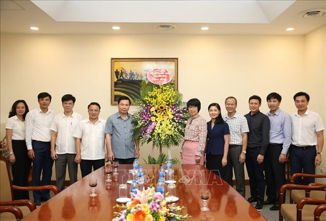 Trong ảnh: Đoàn đại biểu Tỉnh ủy, HĐND, UBND tỉnh Ninh Bình tặng hoa chúc mừng Thông tấn xã Việt Nam. Ảnh: Dương Giang - TTXVN