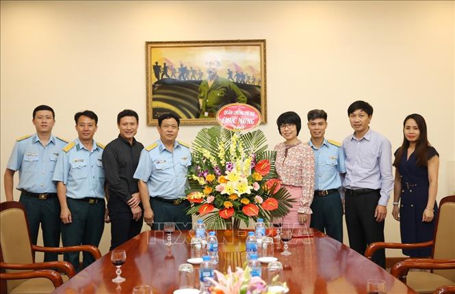 Trong ảnh: Đoàn đại biểu Quân chủng Phòng không - Không quân tặng hoa chúc mừng Thông tấn xã Việt Nam. Ảnh: Dương Giang - TTXVN