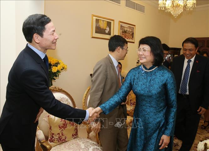 Trong ảnh: Phó Chủ tịch nước Đặng Thị Ngọc Thịnh Chủ tịch với cán bộ, nhân viên Đại sứ quán Việt Nam tại Các Tiểu vương quốc Ả rập thống nhất (UAE). Ảnh: Lâm Khánh - TTXVN