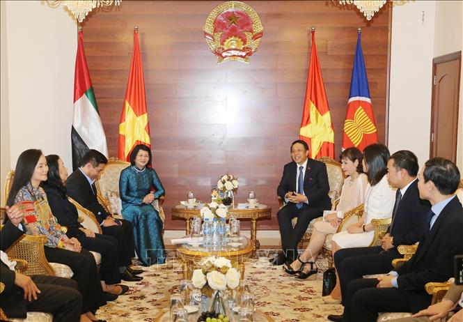 Trong ảnh: Phó Chủ tịch nước Đặng Thị Ngọc Thịnh Chủ tịch với cán bộ, nhân viên Đại sứ quán Việt Nam tại Các Tiểu vương quốc Ả rập thống nhất (UAE). Ảnh: Lâm Khánh - TTXVN