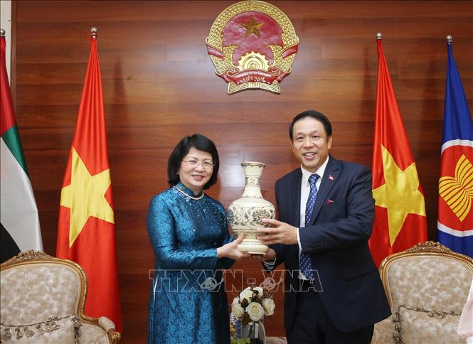 Trong ảnh: Phó Chủ tịch nước Đặng Thị Ngọc Thịnh Chủ tịch tặng quà lưu niệm cán bộ, nhân viên Đại sứ quán Việt Nam tại Các Tiểu vương quốc Ả rập thống nhất (UAE). Ảnh: Lâm Khánh - TTXVN