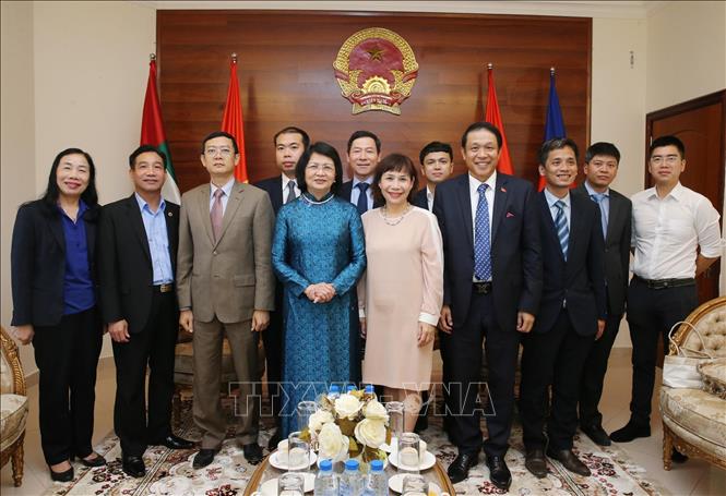 Trong ảnh: Phó Chủ tịch nước Đặng Thị Ngọc Thịnh Chủ tịch với cán bộ, nhân viên Đại sứ quán Việt Nam tại Các Tiểu vương quốc Ả rập thống nhất (UAE). Ảnh: Lâm Khánh - TTXVN
