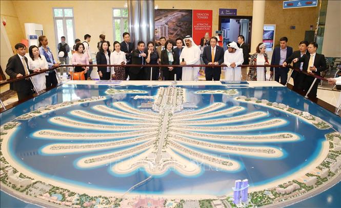 Trong ảnh: Chủ tịch Tập đoàn Nakheel Ali Rashid Lootah giới thiệu với Phó Chủ tịch nước Đặng Thị Ngọc Thịnh về Đảo Cọ - Palm Island ở Dubai, quần đảo nhân tạo lớn nhất thế giới. Khi hoàn thành, quần đảo này sẽ có hơn 100 khách sạn sang trọng, trên 2.000 biệt thự, căn hộ dân cư, trung tâm mua sắm, rạp chiếu phim, công viên giải trí, nhà hàng, khu thể thao cùng nhiều công trình khác. Ảnh: Lâm Khánh - TTXVN