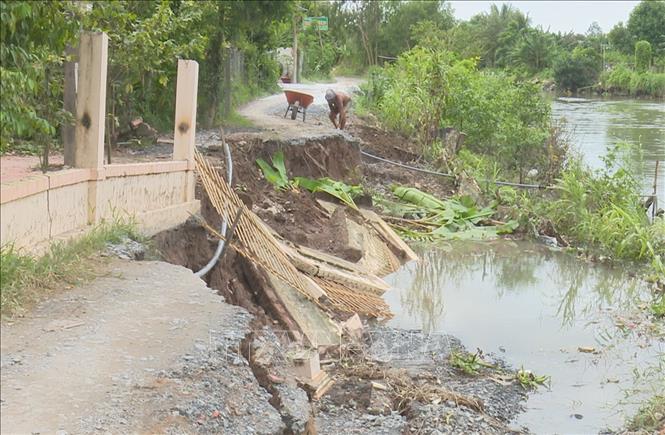 Trong ảnh: Đoạn sạt lở có chiều dài gần 30m, ăn sâu vào đất liền hơn 3,5m thuộc ấp Thới Mỹ 2, xã Vĩnh Thới, huyện Lai Vung, tỉnh Đồng Tháp. Ảnh: Chương Đài - TTXVN