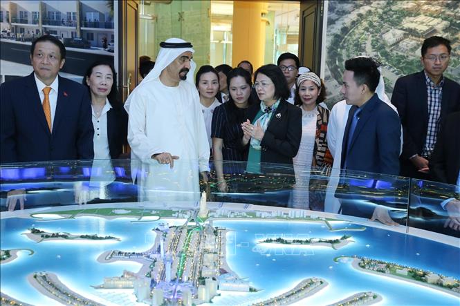Trong ảnh: Phó Chủ tịch nước Đặng Thị Ngọc Thịnh với Chủ tịch Tập đoàn Nakheel Ali Rashid Lootah tham quan mô hình Đảo Cọ - Palm Island ở Dubai, quần đảo nhân tạo lớn nhất thế giới. Ảnh: Lâm Khánh - TTXVN