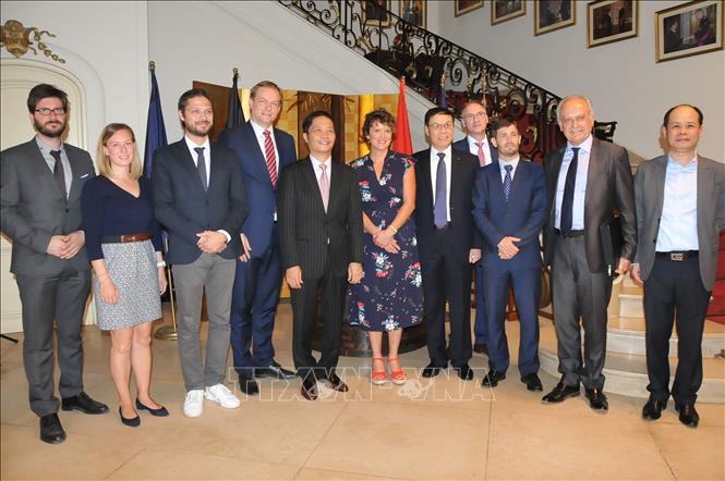 Trong ảnh: Bộ trưởng Bộ Công Thương Trần Tuấn Anh với đại diện các Hiệp hội doanh nghiệp châu Âu. Ảnh: Kim Chung-Pv TTXVN tại Brussels