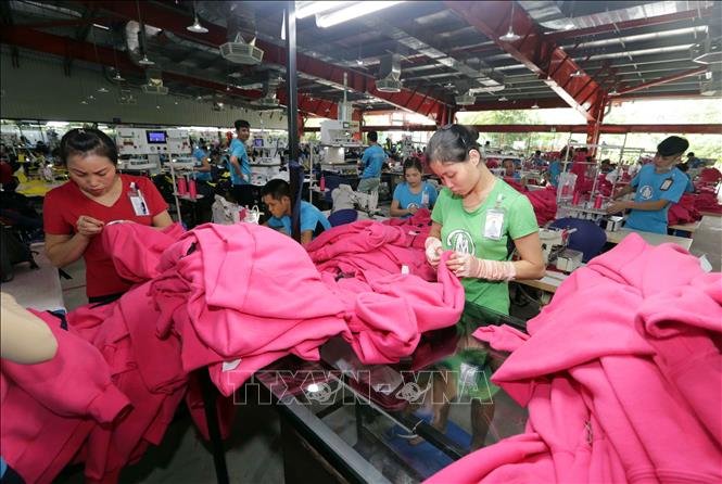Trong ảnh: May hàng xuất khẩu sang thị trường Mỹ tại nhà máy Maxport 09 ở huyện Vũ Thư (Thái Bình). Ảnh: Trần Việt - TTXVN