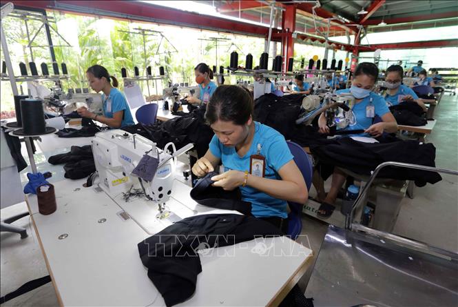 Trong ảnh: May hàng xuất khẩu sang thị trường Mỹ tại nhà máy Maxport 09 ở huyện Vũ Thư (Thái Bình). Ảnh: Trần Việt - TTXVN