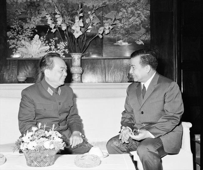 Trong ảnh: Đại tướng Võ Nguyên Giáp đến thăm và nói chuyện thân mật với Quốc trưởng Campuchia Samdech Norodom Sihanouk thăm chính thức Việt Nam, ngày 20/2/1972. Ảnh: Ngọc Khanh - TTXVN