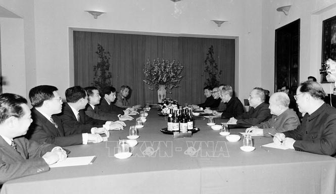 Trong ảnh: Thủ tướng Phạm Văn Đồng hội đàm với Quốc trưởng Campuchia Samdech Norodom Sihanouk thăm chính thức Việt Nam, ngày 25/2/1972. Ảnh: Ngọc Khanh - TTXVN