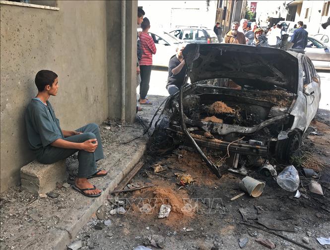 Trong ảnh: Hiện trường một vụ đánh bom ở Tripoli, Libya ngày 17/4. Ảnh: THX/TTXVN
