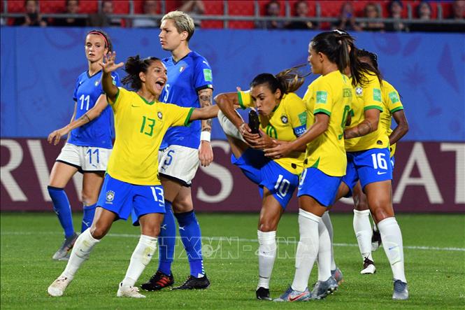 Trong ảnh: Cầu thủ Marta (giữa) của Brazil mừng bàn thắng vào lưới Italy trong trận đấu tại Giải vô địch bóng đá bóng đá nữ thế giới ở Valenciennes, Pháp, ngày 18/6/2019. Ảnh: AFP/ TTXVN